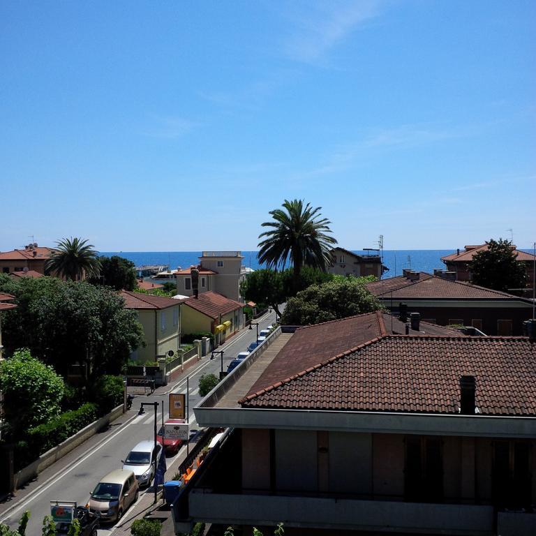 Hotel Giulia Marina di Massa Exteriör bild
