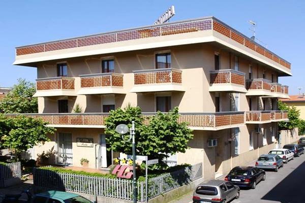 Hotel Giulia Marina di Massa Exteriör bild